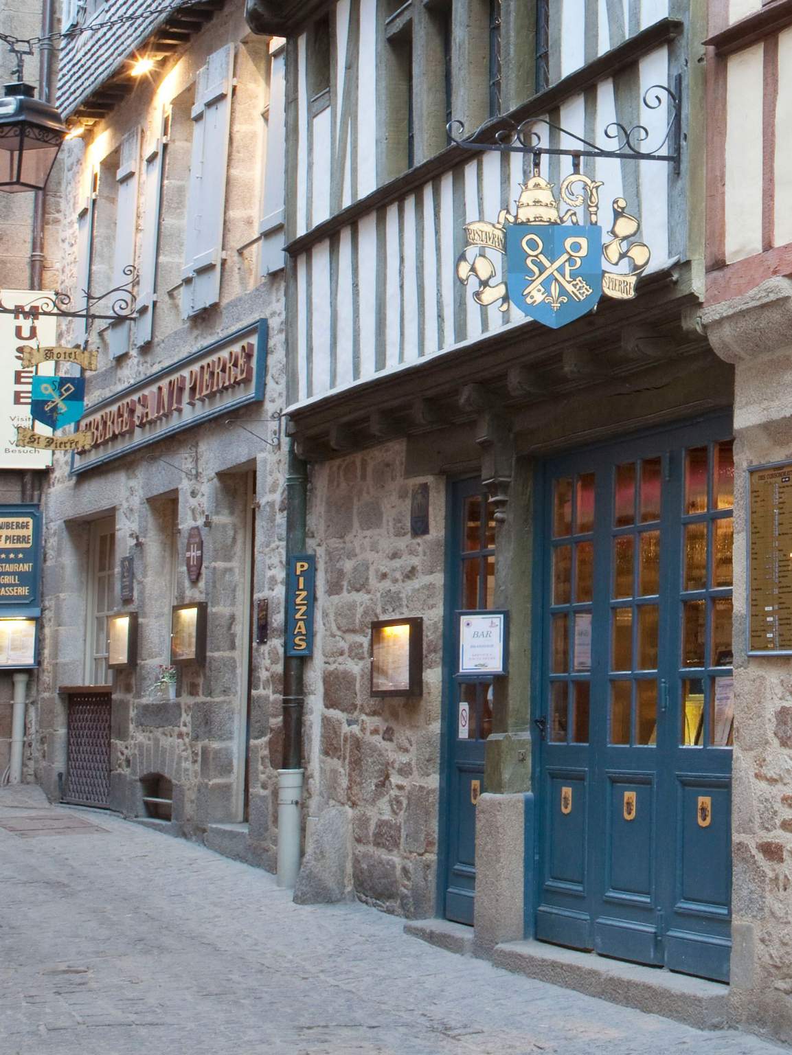 Séminaire Mont Saint-Michel, Normandie · Auberge Saint-Pierre facade de l' auberge saint pierre au Mont-Saint Michel